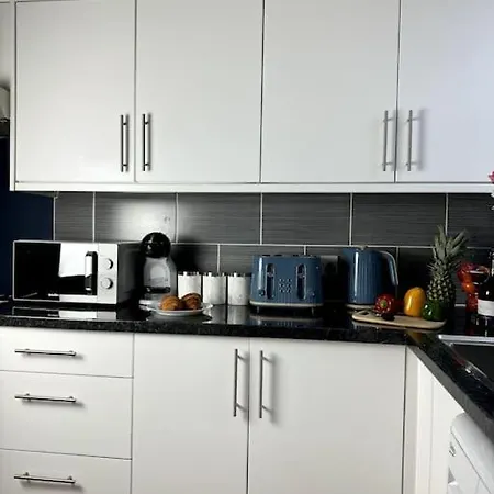 Modern 6 Bed Near Centre-long Rates Available * Leeds