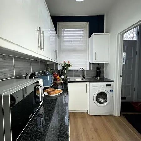 Modern 5-bed Near Centre