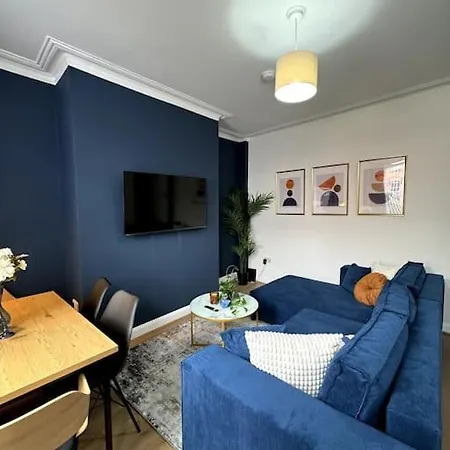 Modern 5-bed Near Centre * Leeds (West Yorkshire)