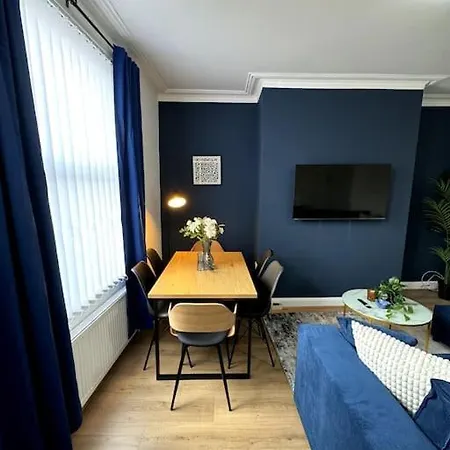 Apartament Modern 6 Bed Near Centre-long Rates Available