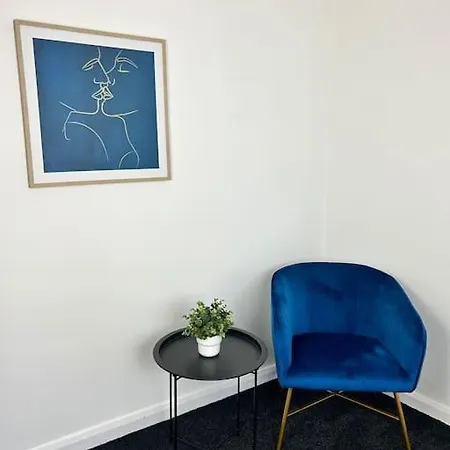 Modern 5-bed Near Centre *