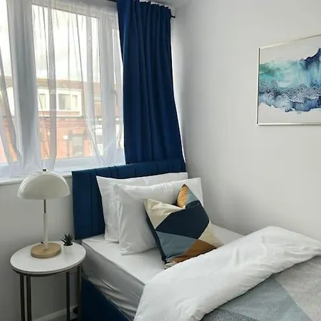 Modern 6 Bed Near Centre-long Rates Available