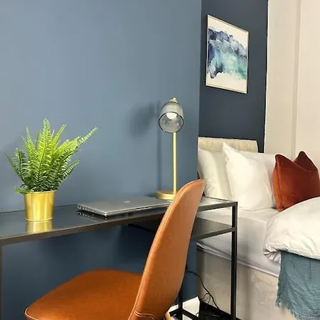 Modern 5-bed Near Centre * Leeds (West Yorkshire)