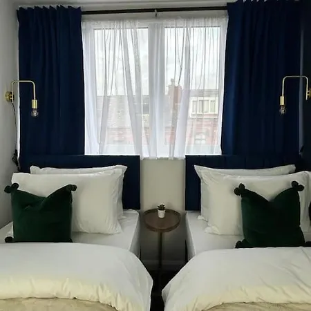 Modern 6 Bed Near Centre-long Rates Available Apartment