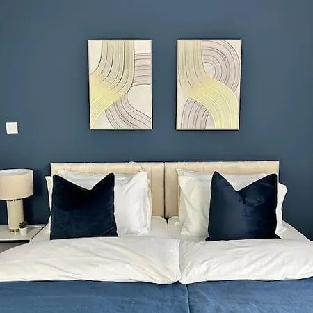 Modern 6 Bed Near Centre-long Rates Available * Leeds