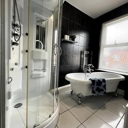 Modern 6 Bed Near Centre-long Rates Available Apartament Leeds (West Yorkshire)