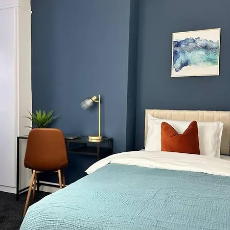 Modern 6 Bed Near Centre-long Rates Available *