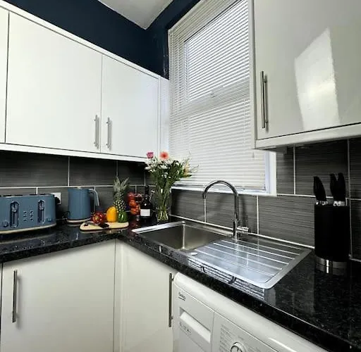 Modern 6 Bed Near Centre-long Rates Available * Лідс