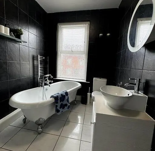 Modern 6 Bed Near Centre-long Rates Available *