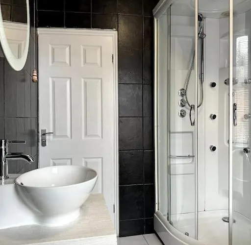 Modern 6 Bed Near Centre-long Rates Available شقة ليدز