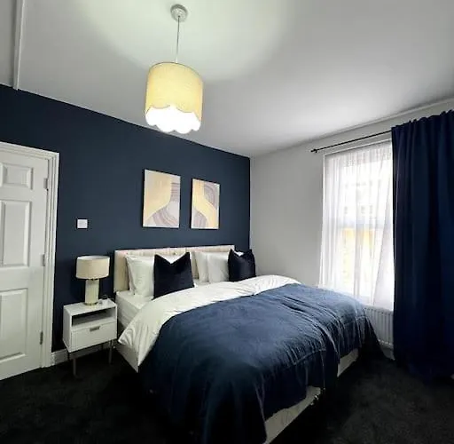 Апартаменти Modern 6 Bed Near Centre-long Rates Available