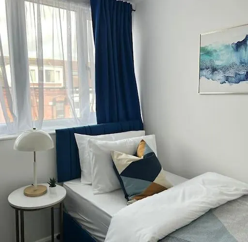 Modern 6 Bed Near Centre-long Rates Available