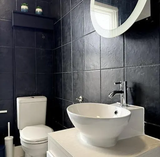 Modern 6 Bed Near Centre-long Rates Available Апартаменти *