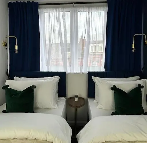 Modern 6 Bed Near Centre-long Rates Available شقة