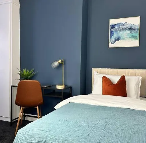 Modern 6 Bed Near Centre-long Rates Available *