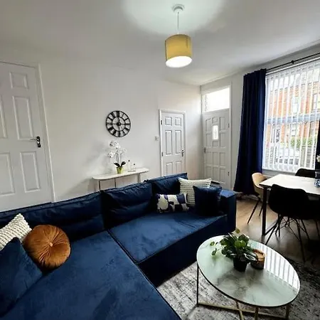 Modern 6 Bed Near Centre-long Rates Available