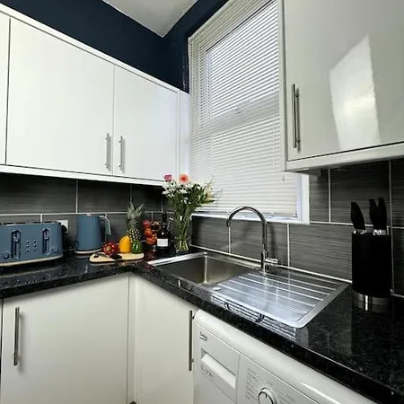 Modern 6 Bed Near Centre-long Rates Available * Leeds (West Yorkshire)