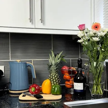 Modern 6 Bed Near Centre-long Rates Available Leeds (West Yorkshire)