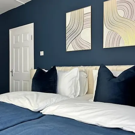 Modern 6 Bed Near Centre-long Rates Available *