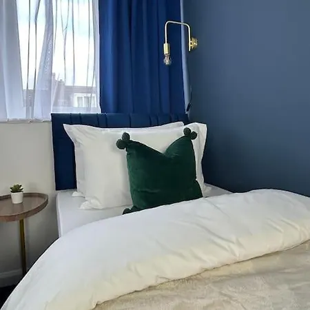 Modern 6 Bed Near Centre-long Rates Available