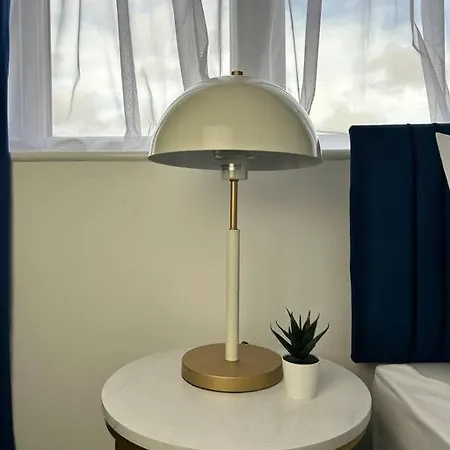 Modern 6 Bed Near Centre-long Rates Available