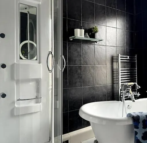 Modern 6 Bed Near Centre-long Rates Available *