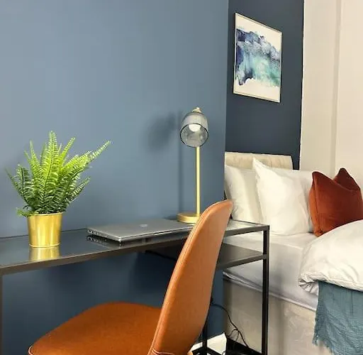 Modern 6 Bed Near Centre-long Rates Available * リーズ