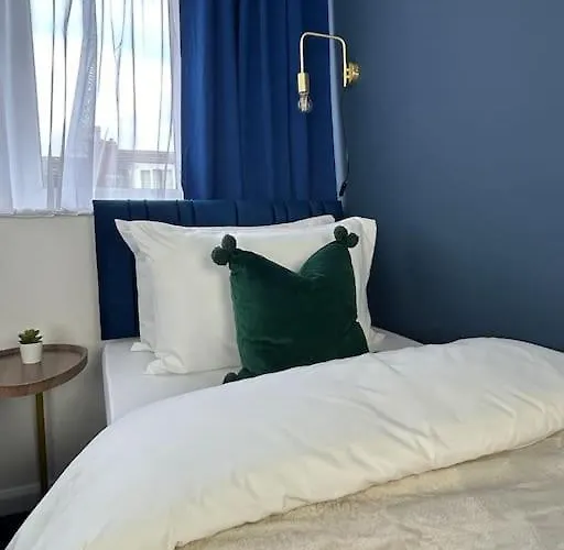 Modern 6 Bed Near Centre-long Rates Available