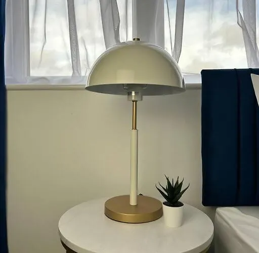 Modern 6 Bed Near Centre-long Rates Available